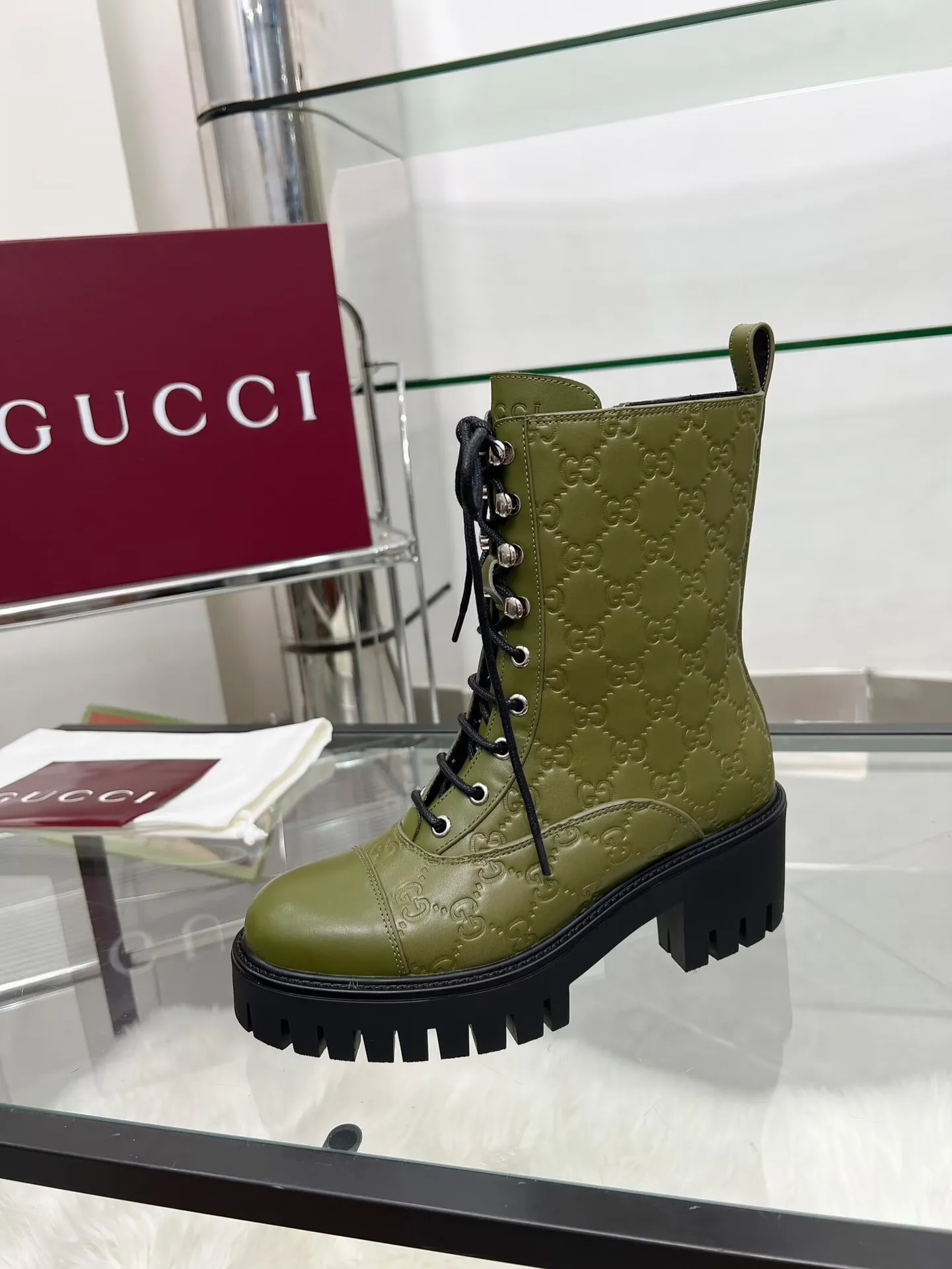 👟👟Ex-factory price 660👟👟 New version of Gucci GUCCI hot sale✅Ankle boots 🎉Very easy to match👍Specially showing retro British style, advanced 3D printing, front Gucci buckle decoration💎LOGO✅ Fabric: imported cowhide🐂 Inner/foot pads: cow lining Color: black green Size: 35-42 {2 heads need to be customized} Heel height: 5cm TPU outsole Packing: Comes with card and cloth bag.